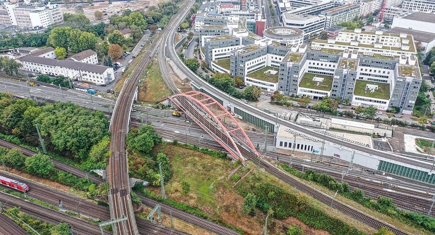 DEUTSCHE BAHN BESEITIGT ENGPASS IM FRANKFURTER SCHIENENNETZ: ZUSÄTZLICHES GLEIS ZUM HAUPTBAHNHOF FERTIGGESTELLT